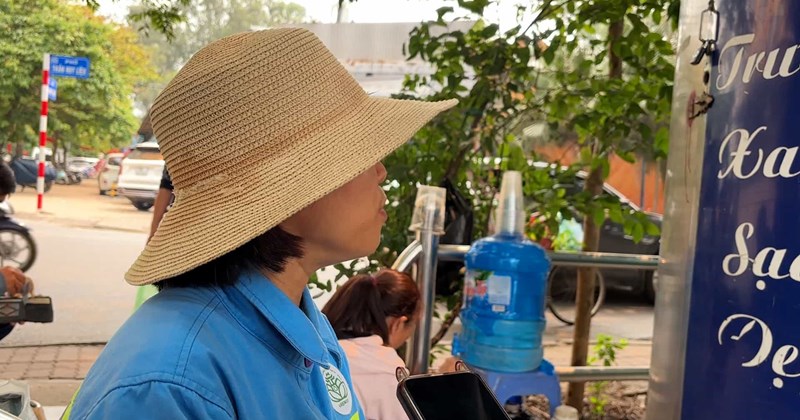 Nắng nóng kéo dài, công nhân môi trường tăng cường bảo hộ