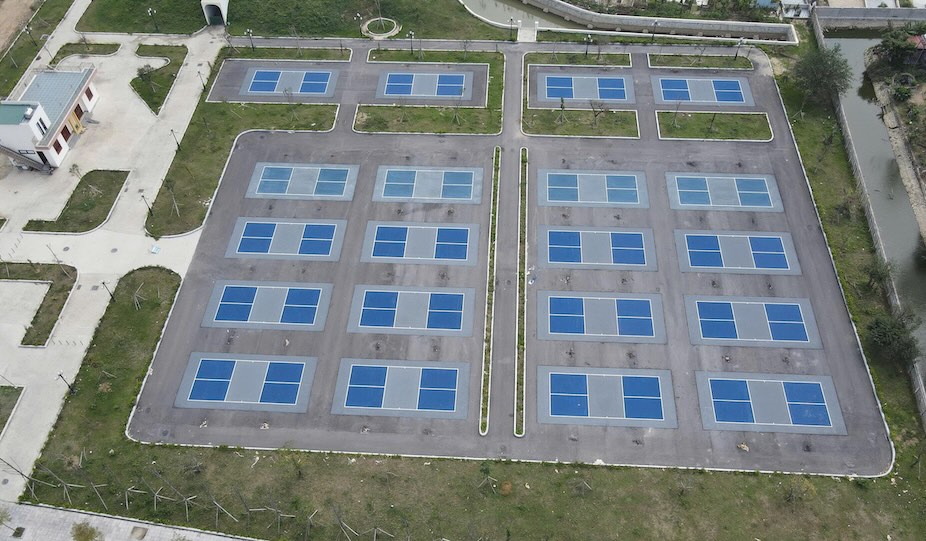 탄호아 공원 내 많은 피클볼 코트가 완공되었지만 방치되었습니다. 사진: 주