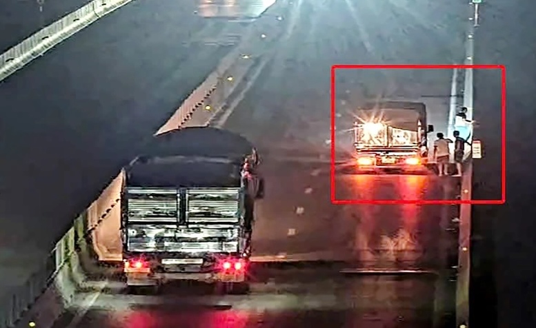 Verifying 3 pedestrians on the highway and a truck with unknown license plates. Photo: Traffic Police Department