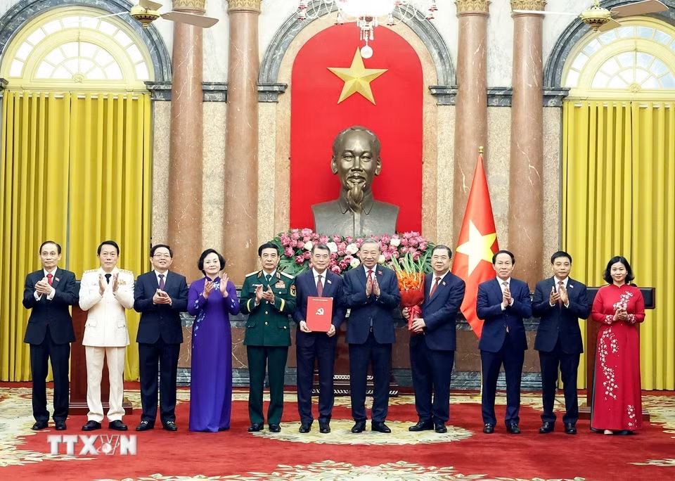 El Secretario General y Presidente Tô Lâm entrega la Decisión del Buró Político que designa al personal del Comité del Partido del Gobierno para el mandato 2025 - 2030. Foto: TTXVN