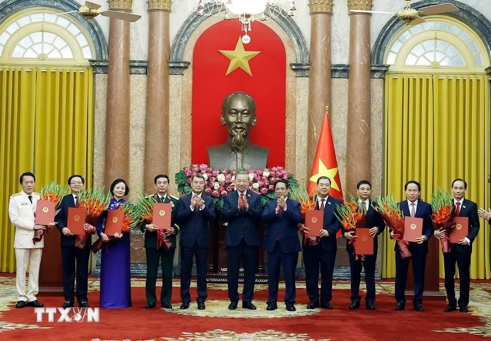 Tổng Bí thư, Chủ tịch nước Tô Lâm trao Quyết định bổ nhiệm cho 6 Phó Thủ tướng và Bộ trưởng Bộ Công an, Bộ trưởng Bộ Ngoại giao. Ủy viên Bộ Chính trị, Thủ tướng Chính phủ Lê Minh Hưng và nguyên Thủ tướng Phạm Minh Chính tặng hoa chúc mừng các đồng chí mới được bổ nhiệm. Ảnh: Thống Nhất/TTXVN 