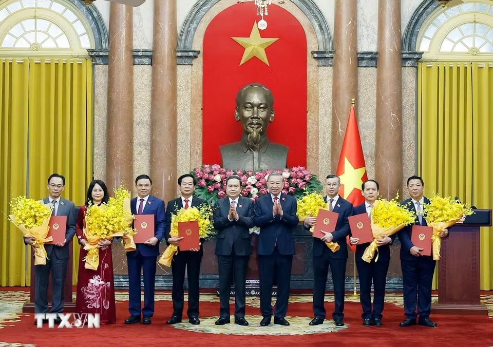 Tổng Bí thư, Chủ tịch nước Tô Lâm trao Quyết định bổ nhiệm cho 7 Bộ trưởng các Bộ. Chủ tịch Quốc hội Trần Thanh Mẫn tặng hoa chúc mừng các Bộ trưởng mới được bổ nhiệm. Ảnh: Thống Nhất/TTXVN 