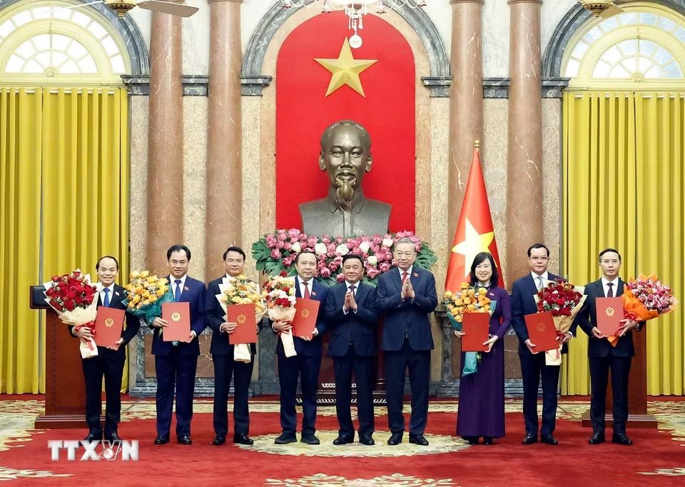 Tổng Bí thư, Chủ tịch nước Tô Lâm trao Quyết định bổ nhiệm cho 7 Bộ trưởng các Bộ và cơ quan ngang Bộ của Chính phủ. Đồng chí Trần Cẩm Tú, Ủy viên Bộ Chính trị, Thường trực Ban Bí thư tặng hoa chúc mừng các đồng chí mới được bổ nhiệm. Ảnh: Thống Nhất/TTXVN 