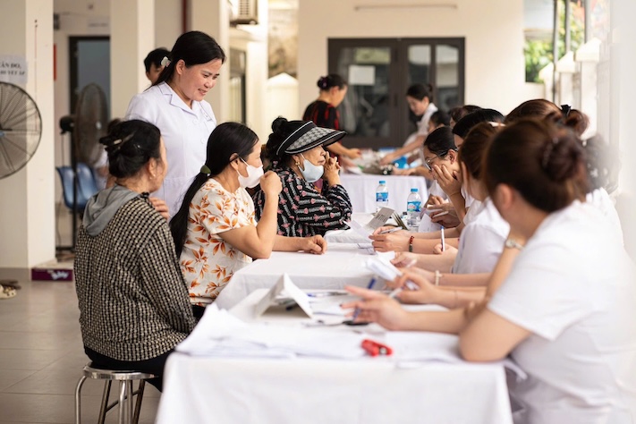 Người lao động nữ phường Tây Tựu tai chương trình thăm khám, tư vấn miễn phí do Công đoàn phường phối hợp tổ chức. Ảnh: CĐCS