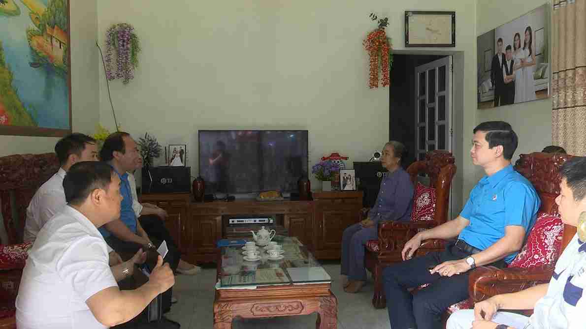 Đoàn công tác Liên đoàn Lao động TP Hải Phòng thăm hỏi gia đình công nhân gặp tai nạn lao động. Ảnh: Công đoàn phường Kinh Môn