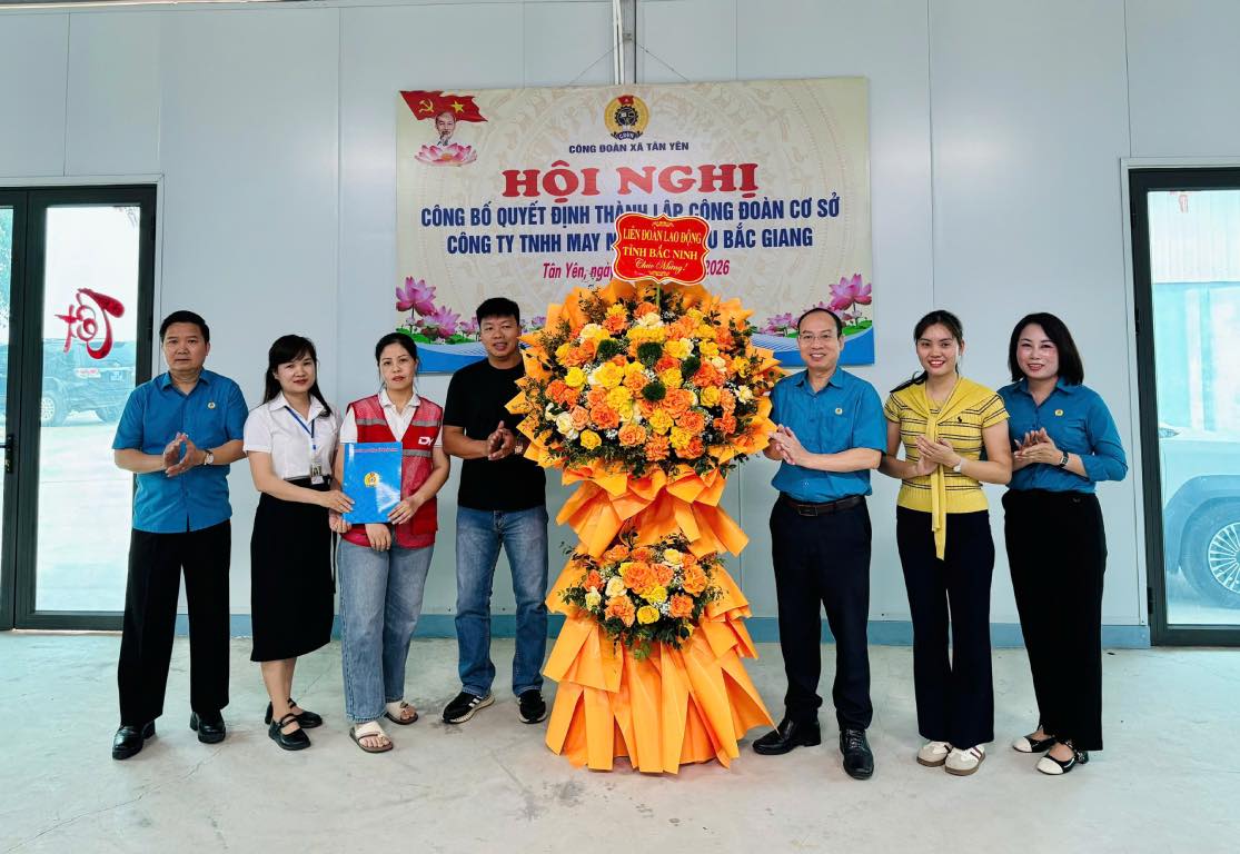 Leaders of the Bac Ninh Provincial Labor Federation present flowers to congratulate the Executive Committee of the grassroots Trade Union. Photo: Tan Yen Commune Trade Union