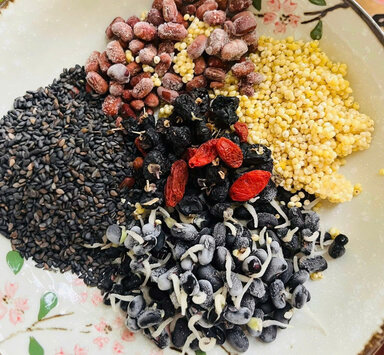 Dùng đậu nảy mầm làm sữa hạt, vừa nhanh gọn vừa tiện lợi cho sinh hoạt thường ngày. Ảnh: Hiền Bí