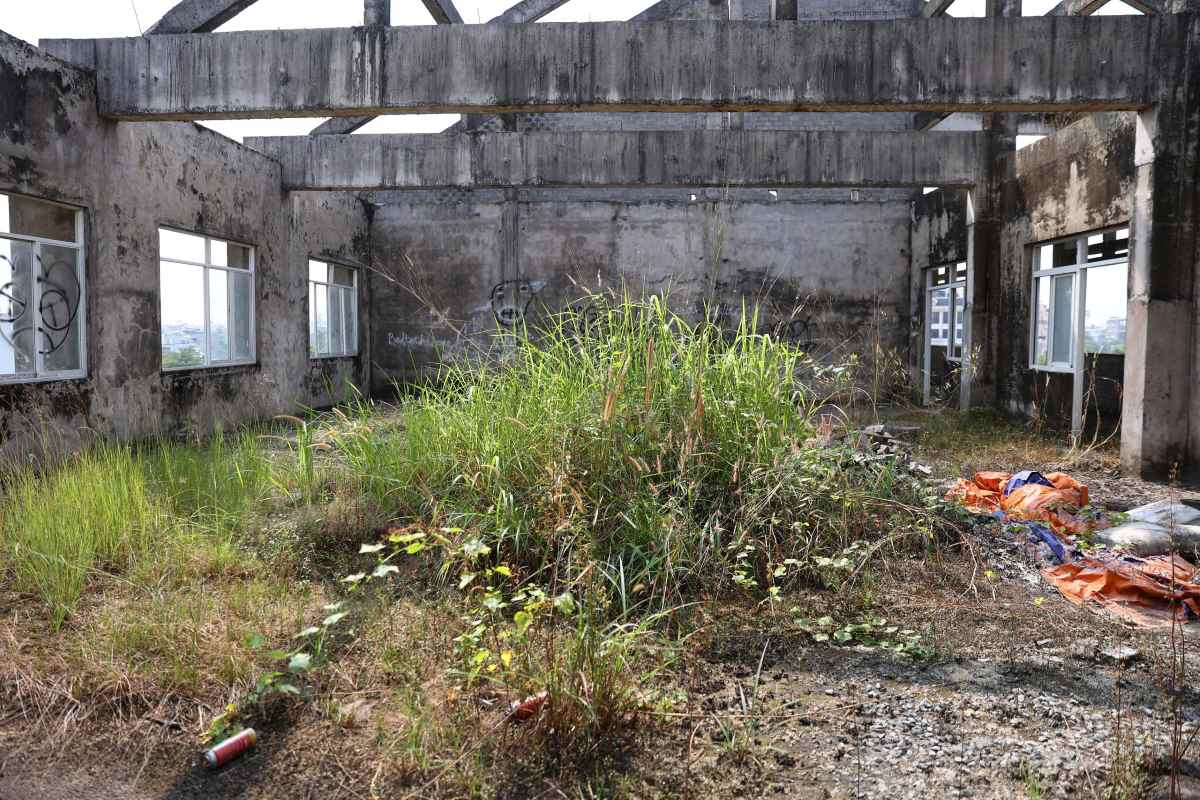 Ghi nhận bên trong ngôi trường cho thấy đã xuống cấp, ẩm mốc. Ảnh: Minh Tâm