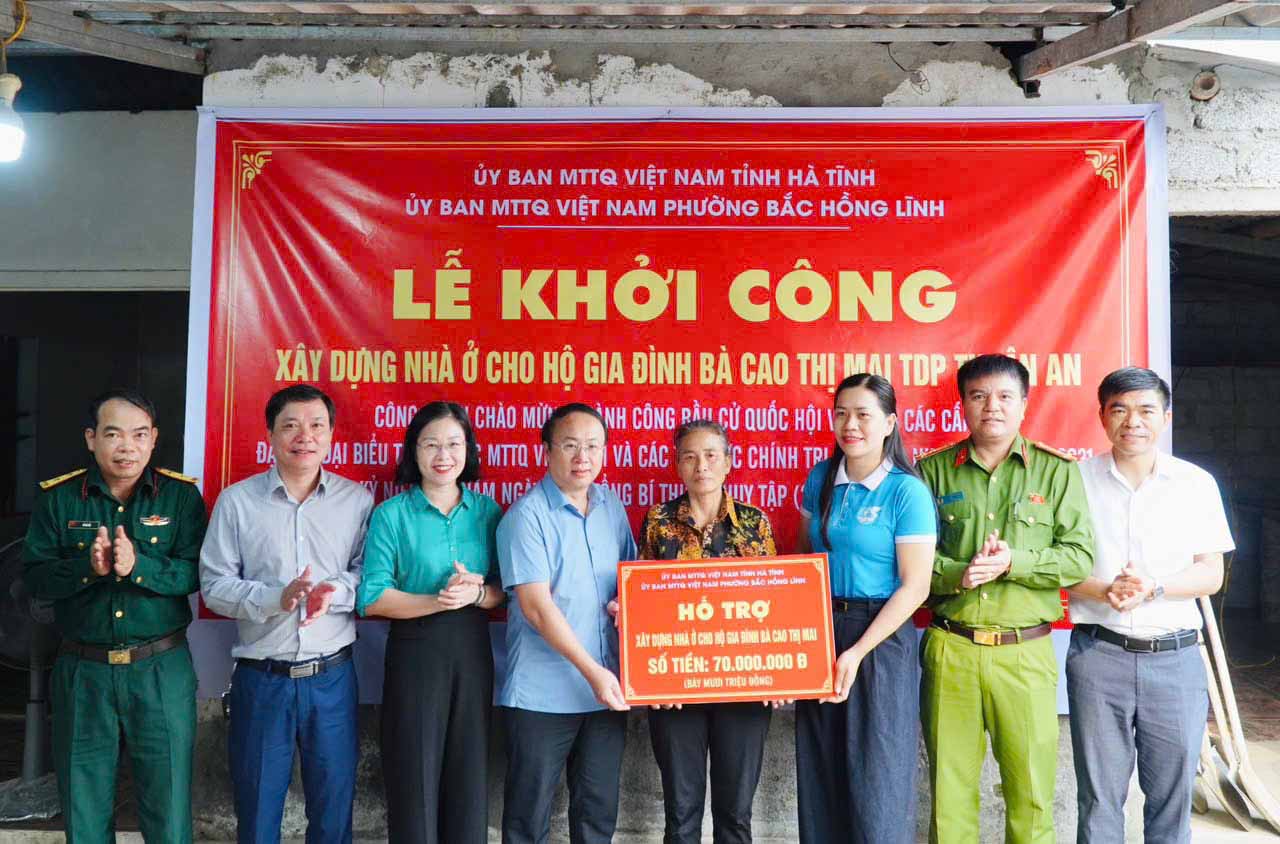 까오티마이 교구민 가구에 대한 지원금 전달 및 주택 건설 착공식 개최. 사진: 응우옌오안