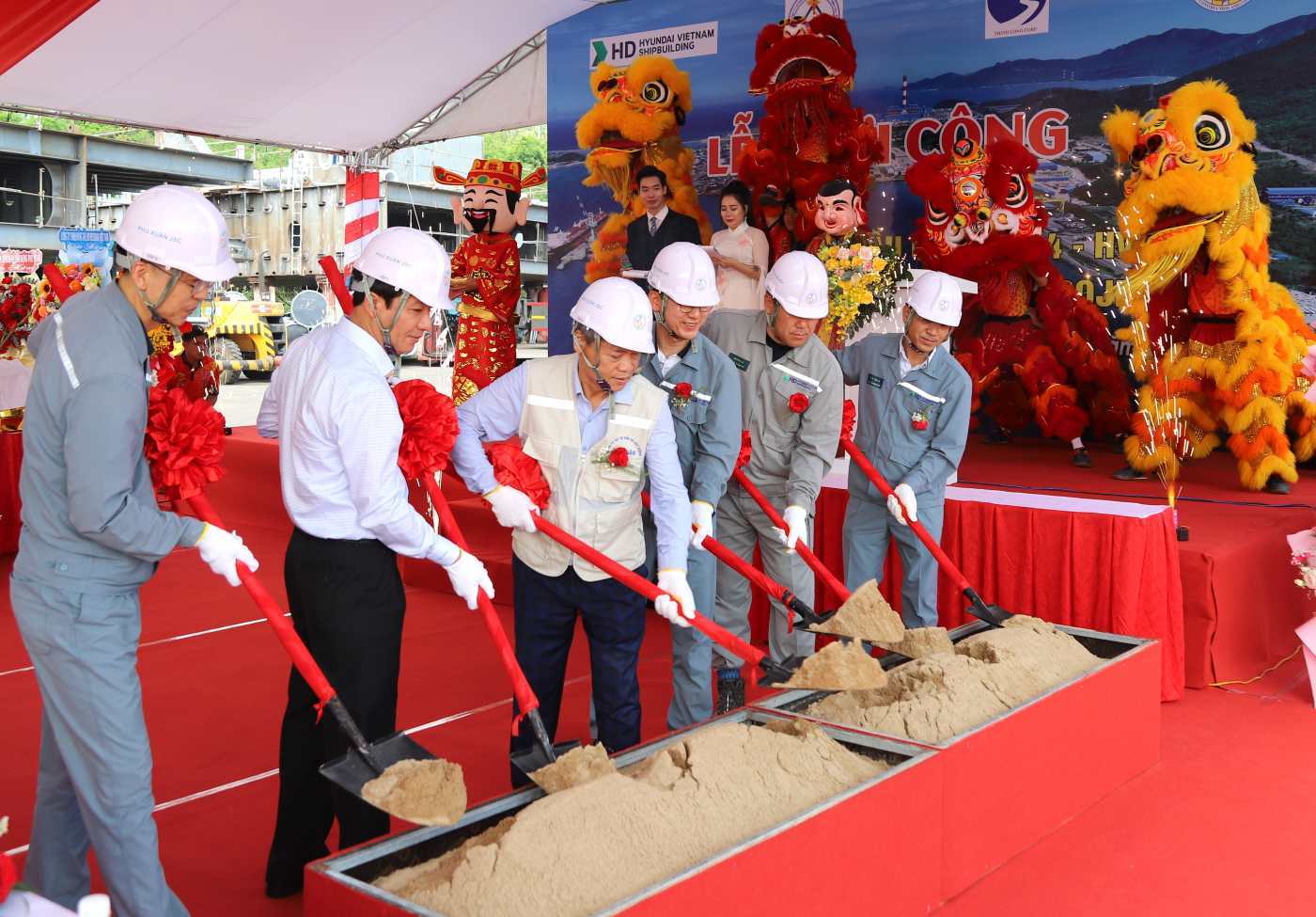 Delegates perform the groundbreaking ceremony for the construction of the 4th wharf project of HVS in Dong Ninh Hoa ward, Khanh Hoa province. Photo: Ngan Ha