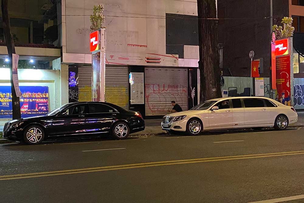 The rare white Mercedes-Maybach S600 Pullman appeared with a Mercedes-Benz S-Class on the streets of Ho Chi Minh City. Photo: Ngoc Phan