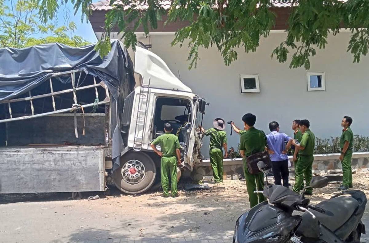 따존 산 계곡으로 추락한 트럭 현장, 3명 사망