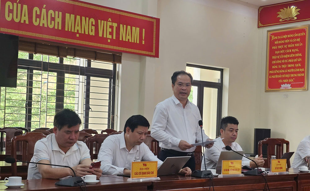 Lãnh đạo Sở Văn hóa, Thể thao và Du lịch tỉnh Lào Cai thông tin về hoạt động du lịch tại họp báo chiều 8.4. Ảnh: Bảo Nguyên