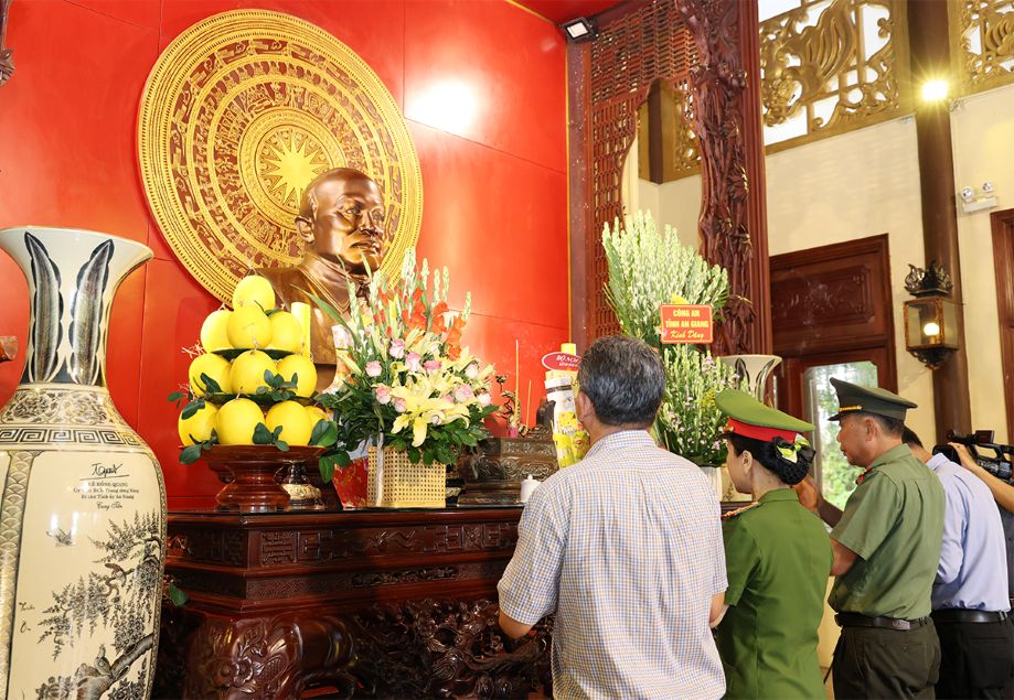 Dâng hương, dâng hoa tại Di tích quốc gia đặc biệt, Khu di tích Chủ tịch Tôn Đức Thắng. Ảnh: Vũ Tiến