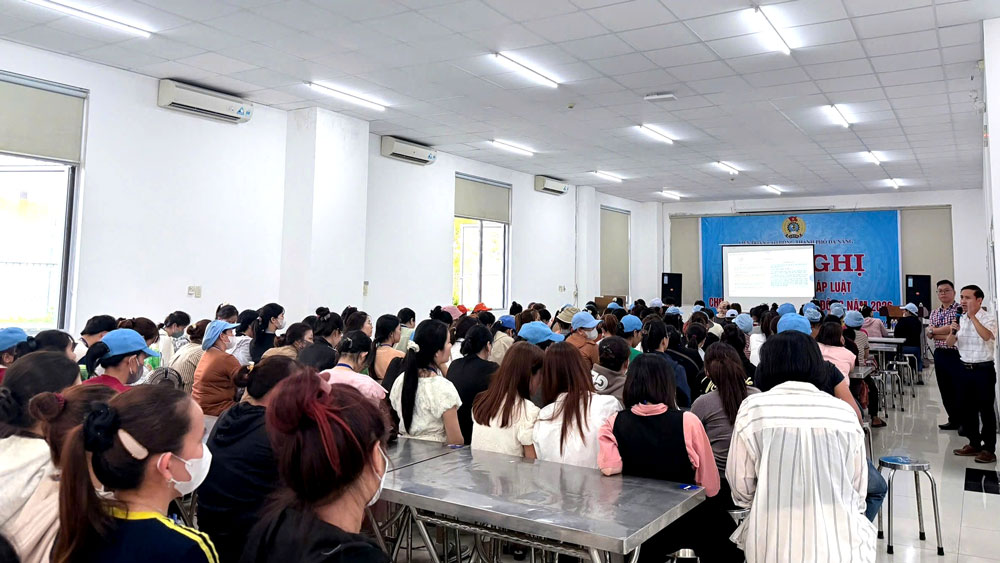 Da Nang Trade Union coordinates with the City Social Insurance to propagate policies and laws to 400 workers. Photo: Da Nang Trade Union
