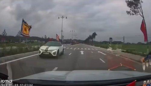 Hai Phong traffic police fine driver for going against traffic. Photo: Traffic Police Department