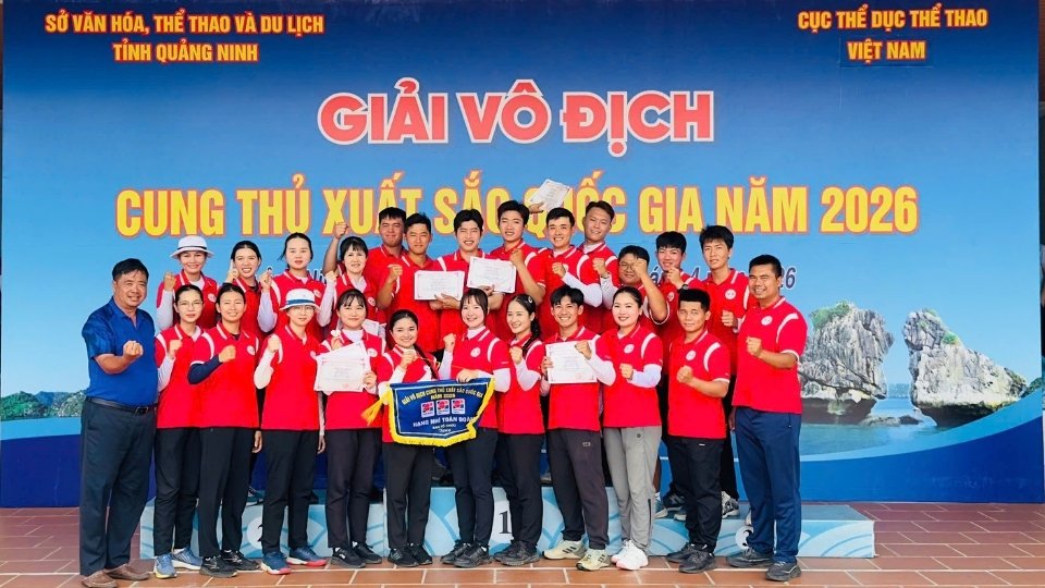 L'équipe de tir à l'arc de Vĩnh Long prend des photos souvenirs au Championnat national d'archers exceptionnels 2026. Photo: Hồ Thanh Sang