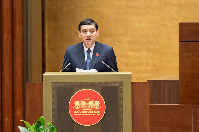 Chủ nhiệm Ủy ban Văn hóa và Xã hội Nguyễn Đắc Vinh trình bày Báo cáo tóm tắt thẩm tra dự án Luật sửa đổi, bổ sung một số điều của Luật Thi đua, khen thưởng. Ảnh: Media Quốc hội  