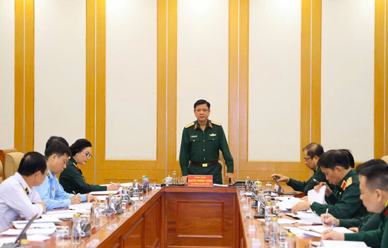 グエン・チュオン・タン上級大将 - 党中央委員、国防次官、指導委員会委員長が、ベトナム国際防衛展示会2026の組織任務展開会議を主宰しました。写真:国防省