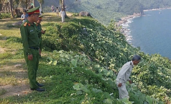 Sơn Trà ra quân xử lý vi phạm trật tự đô thị đường Hoàng Sa. Ảnh: Anh Học