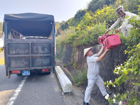 Sơn Trà traite les vendeurs ambulants qui empiètent sur les trottoirs pour assurer la sécurité. Photo: Anh Học