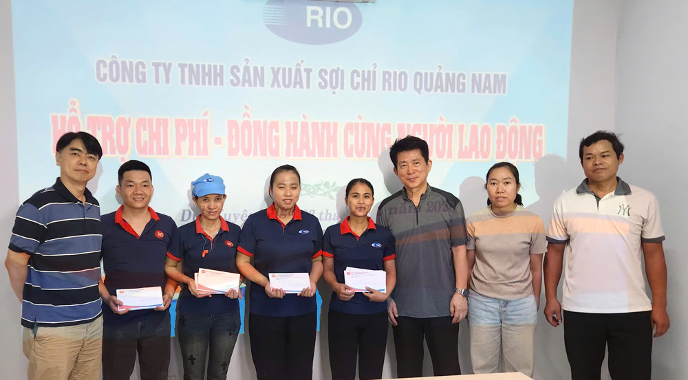 Rio Quang Nam Thread Production Enterprise Trade Union (under Duy Xuyen Commune Trade Union) has proposed that the company's leadership temporarily support nearly 400 union members and workers with an amount of 200,000 VND/person. Photo: Da Nang Trade Union