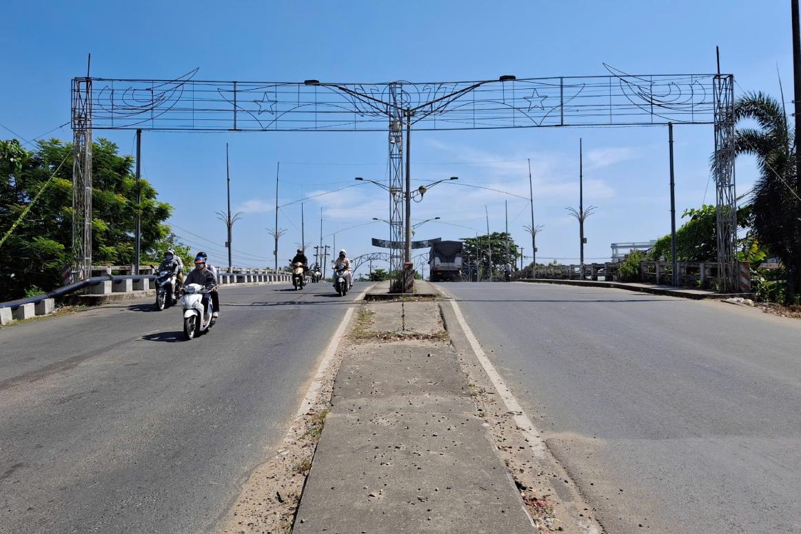 Mặt bằng bàn giao chậm, việc thi công cầu Bình Thủy bị ảnh hưởng. Ảnh: Tạ Quang