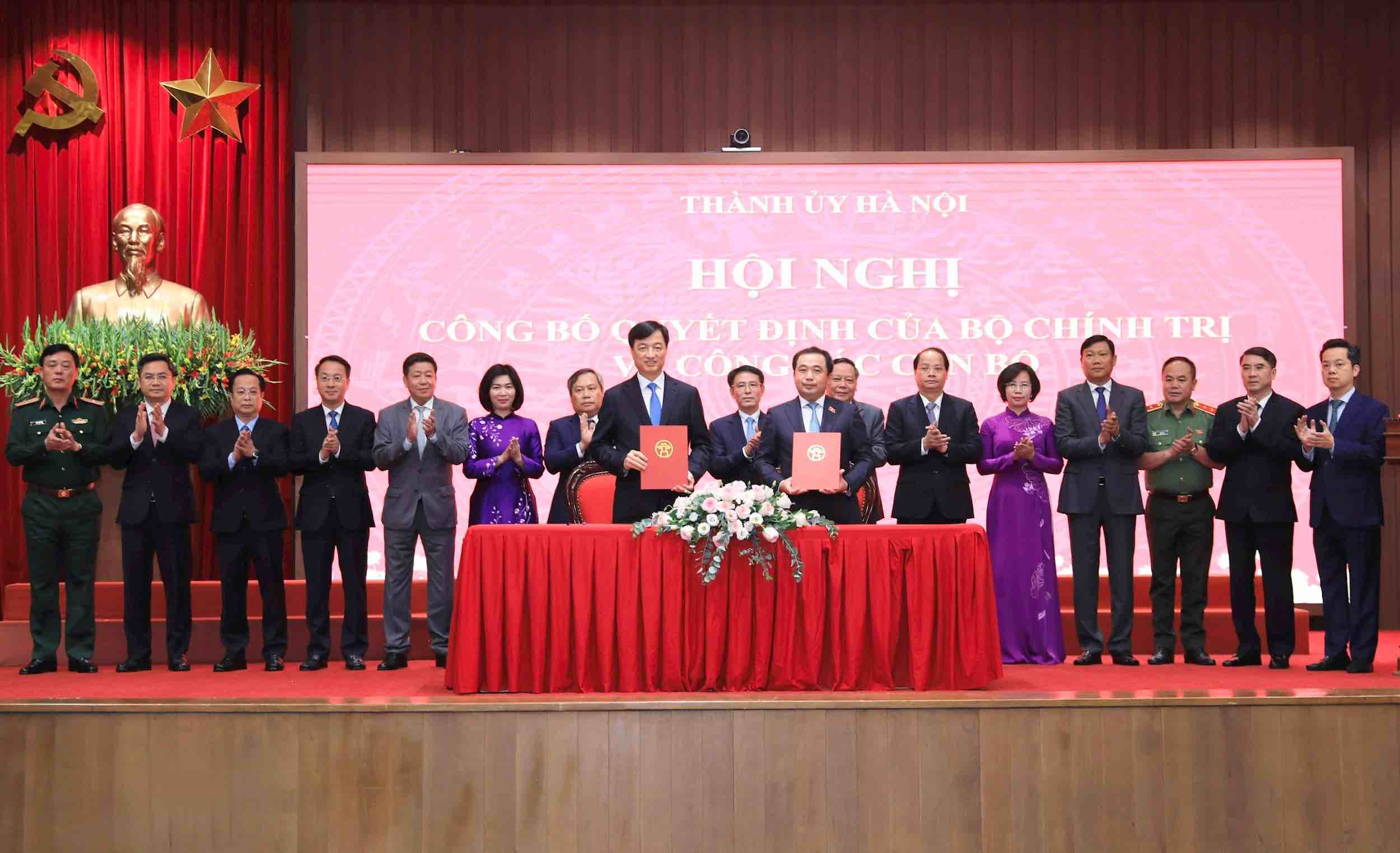 Ông Nguyễn Duy Ngọc và ông Trần Đức Thắng ký Biên bản bàn giao chức vụ Bí thư Thành ủy Hà Nội. Ảnh: Quang Thái