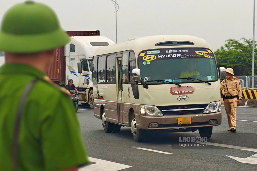 Traffic police coordinate with commune police to control vehicles at the intersection at the entrance to the Noi Bai - Lao Cai expressway. Photo: Tien Ngo