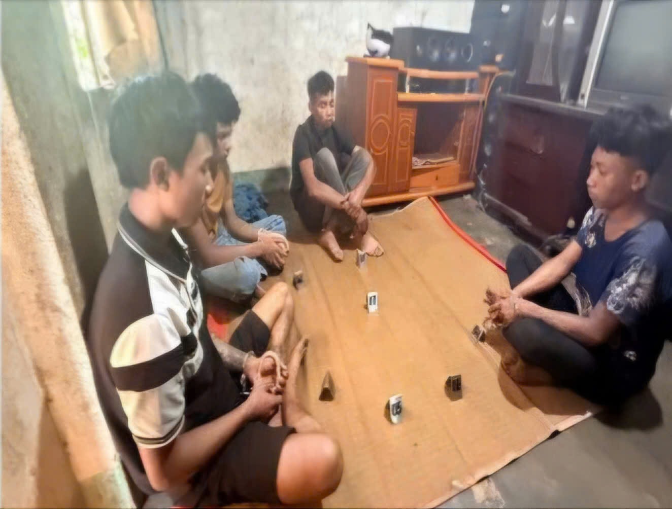 Organización del consumo de drogas en casa, 4 sujetos fueron sorprendidos in fraganti por la policía. Foto: Policía proporcionada