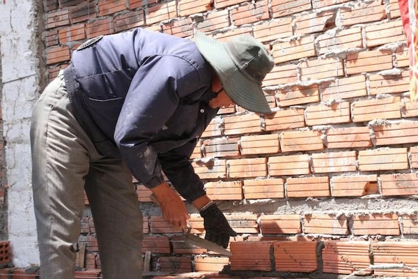 ダナンのフリーランス労働者は、厳しい日差しの中で苦労して生計を立てています。写真:タイン・フエン