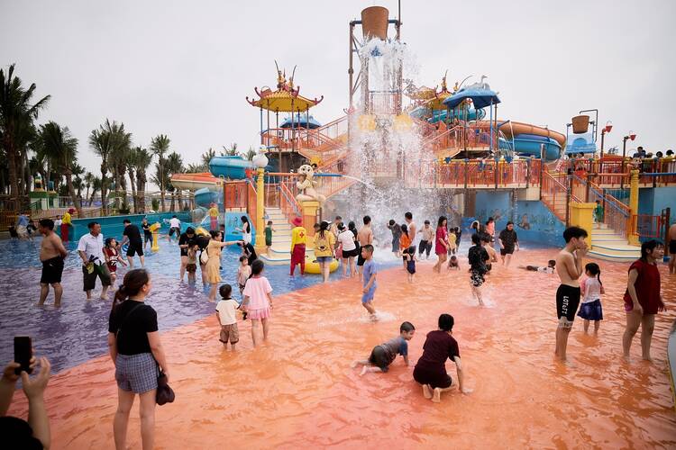 Ha Nam Water Park reopens bringing price incentives from 12 - 24. Photo: Thanh Son