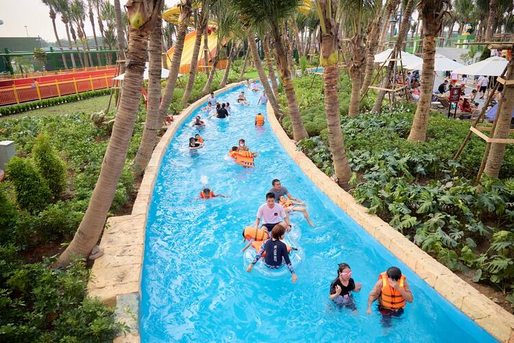 Dòng sông lười uốn lượn dành cho những ai ưa vận động nhẹ nhàng. Ảnh: Thanh Sơn 