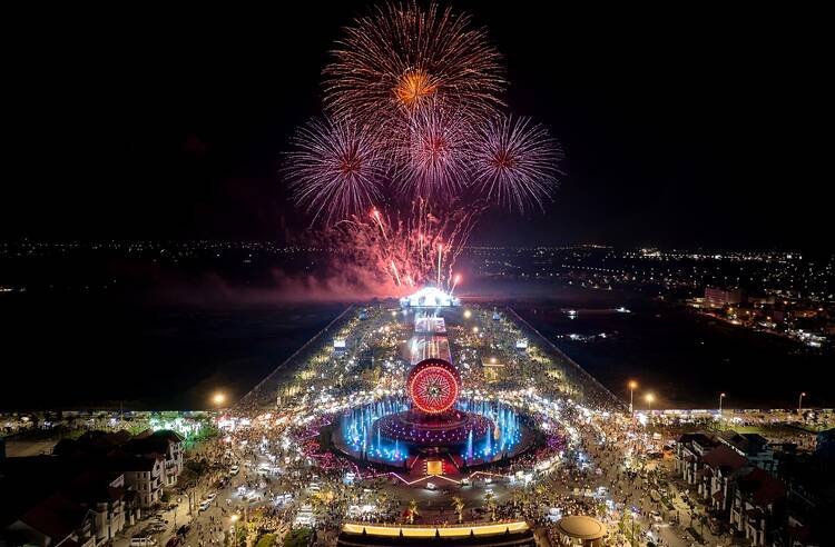 Hà Nam về đêm cũng vô cùng lung linh tại Quảng trường Thời Đại với show nhạc nước dài bậc nhất Việt Nam. Ảnh: Thanh Sơn 