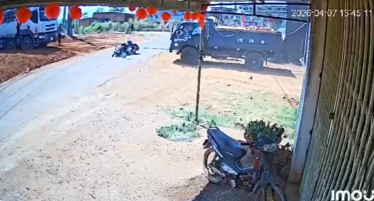 Traffic police have intervened in the traffic accident that caused the groom to be hospitalized for getting caught in a rope in the middle of the road. Photo: People provided