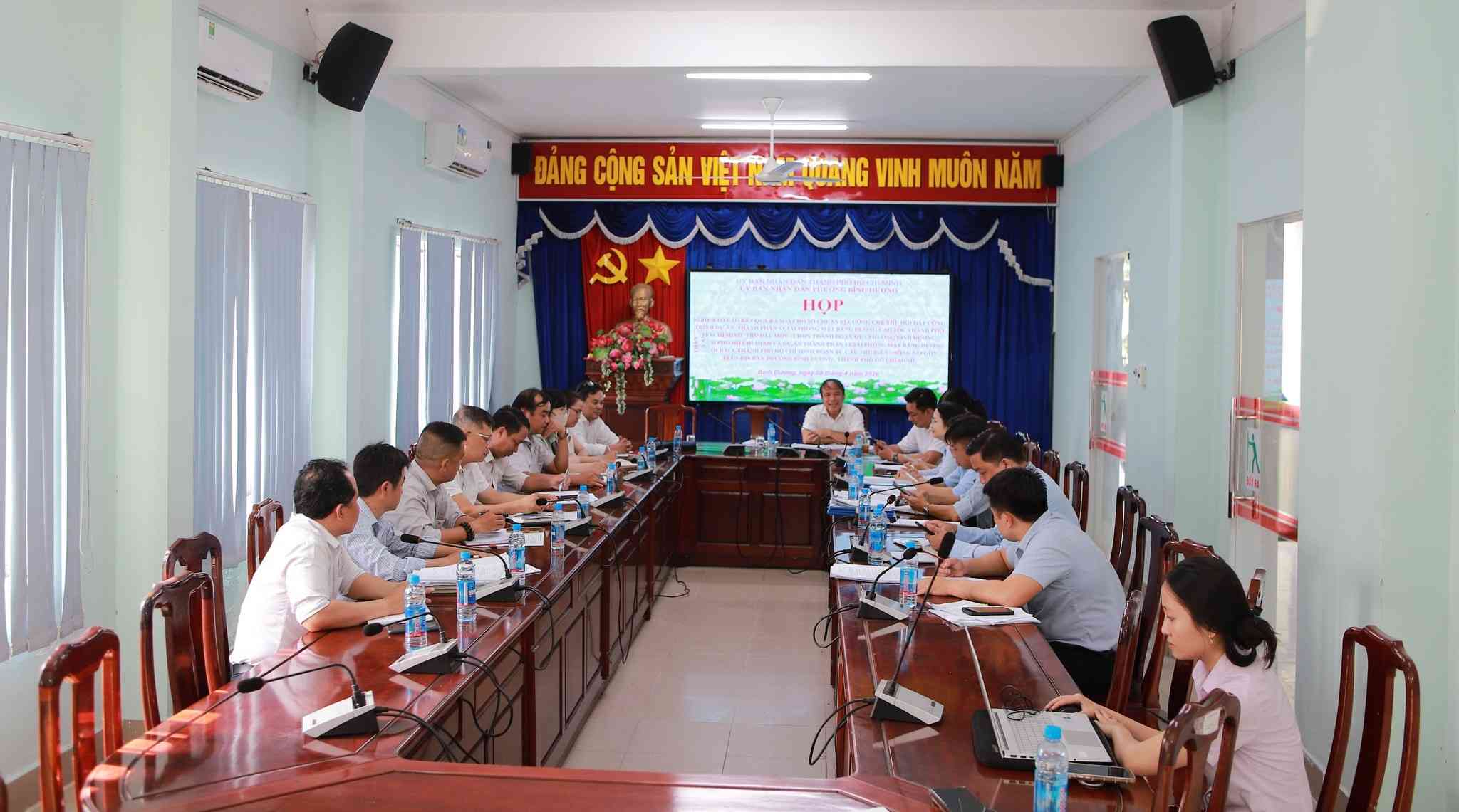 UBND phường Bình Dương họp bàn tổ chức cưỡng chế thu hồi đất. Ảnh: Phường Bình Dương cung cấp