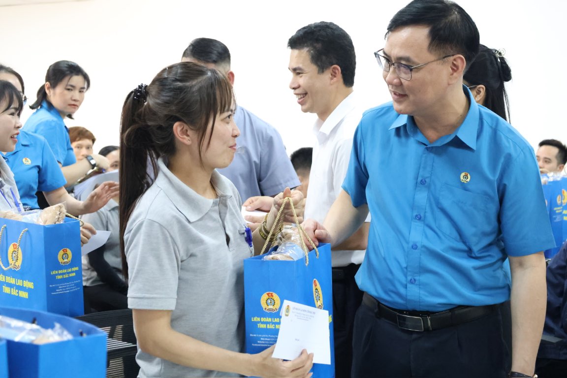 Comrade Nguyen Manh Hung - Vice Chairman of Bac Ninh Provincial Labor Federation, Head of Trade Union Affairs Committee presents gifts to union members and workers. Photo: Quyet Chien