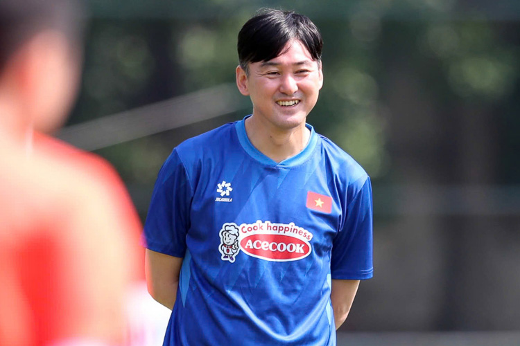 The coaching staff of the Vietnamese national team says goodbye to assistant Lee Jung-soo. Photo: VFF