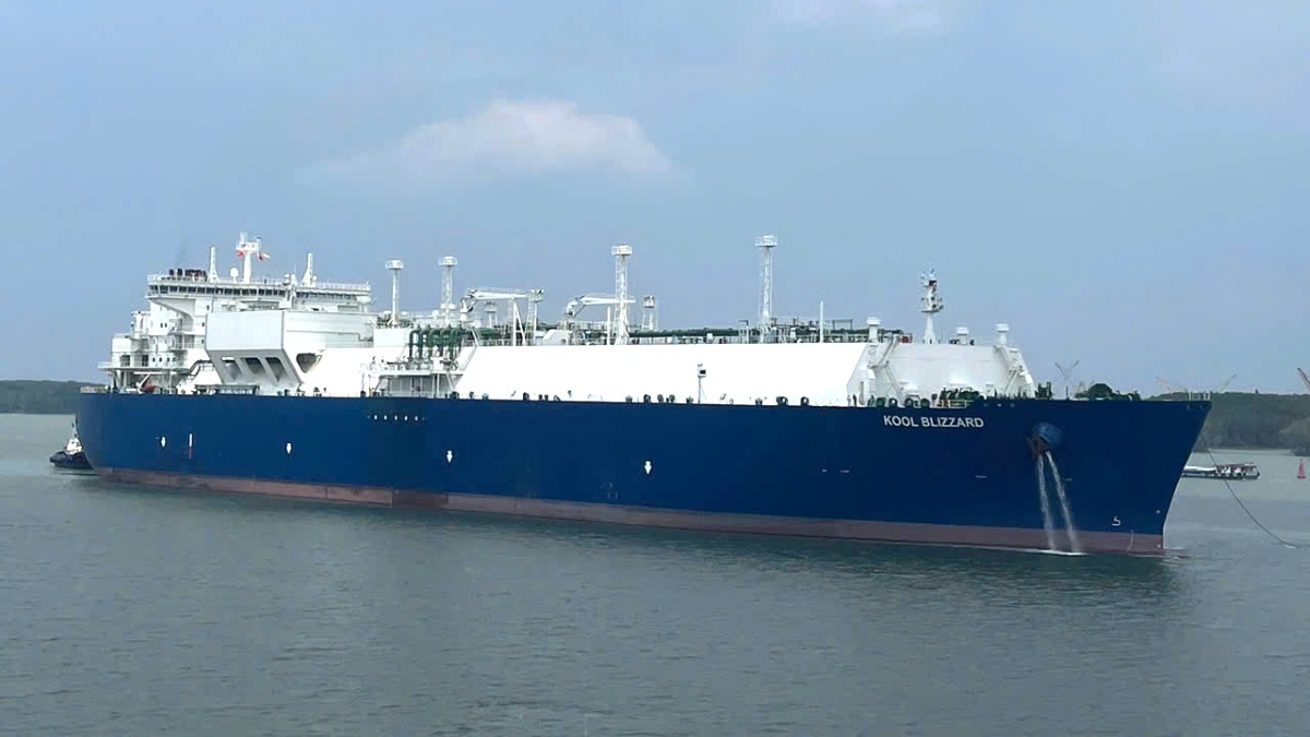 Ship carrying 27,000 tons of LNG docked at port in Cai Mep - Thi Vai area, Ho Chi Minh City. Photo: Hong Tham