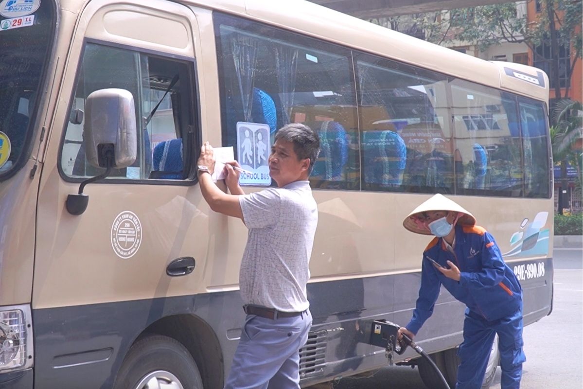 In today's operating period, gasoline and oil prices simultaneously decreased slightly. Photo: Thanh Binh