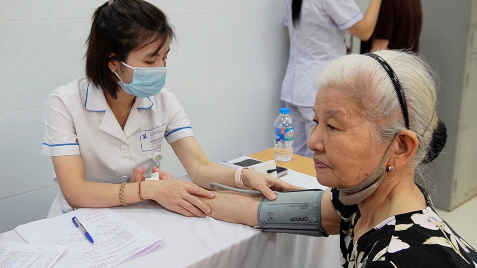 Ignorar los exámenes periódicos y tomar medicamentos arbitrariamente puede empeorar la enfermedad en los ancianos