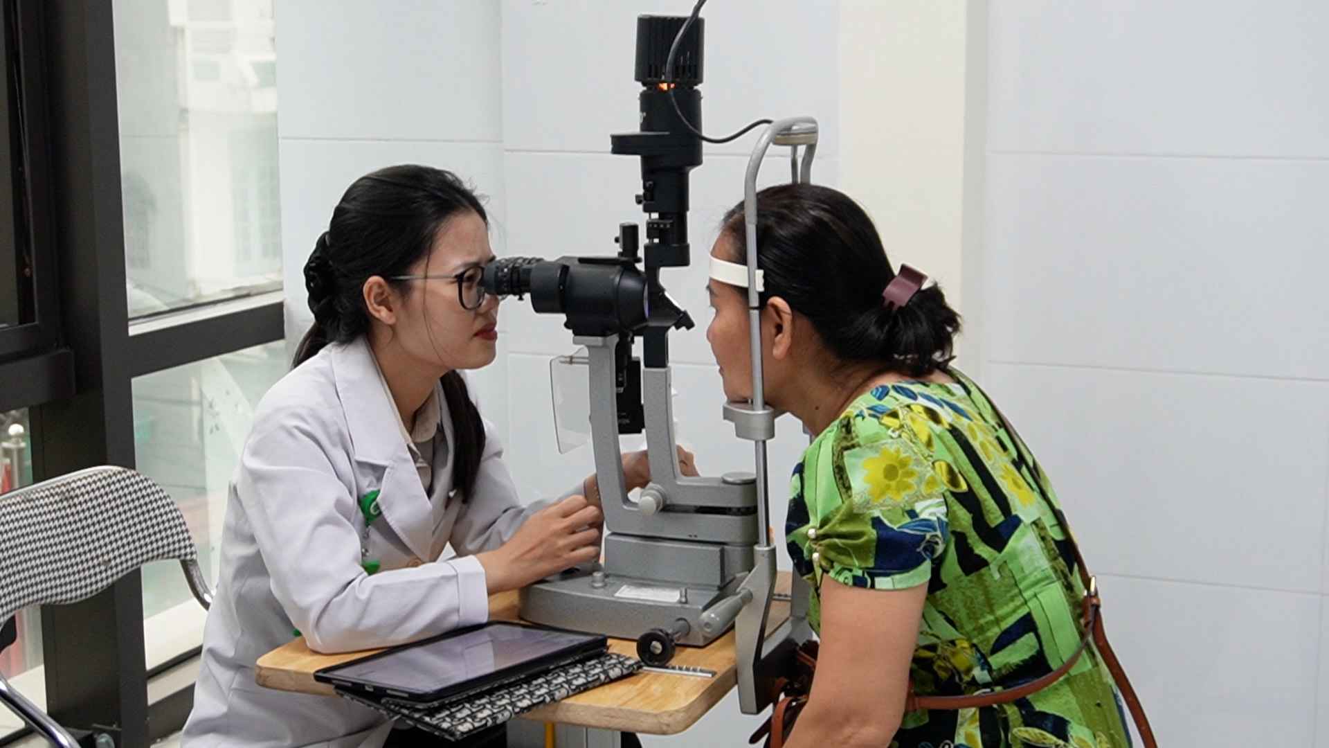 Người dân được thăm khám miễn phí với các bác sĩ từ Bệnh viện Thanh Nhàn, Bệnh viện Ung bướu Hà Nội, Bệnh viện Phổi Hà Nội cùng một số cơ sở y tế khác. Ảnh: Hạnh Thơm