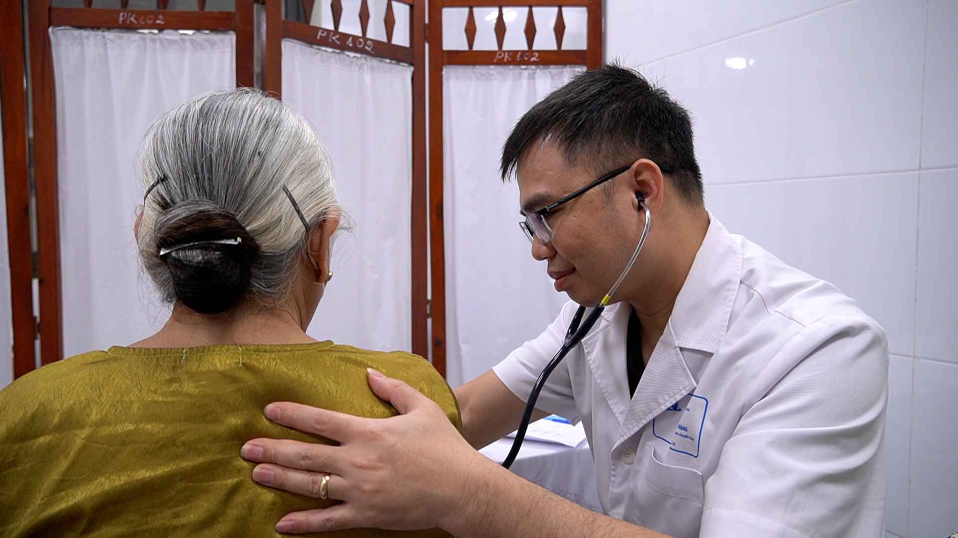 Bác sĩ Đinh Văn Hoàng thăm khám cho bệnh nhân cao tuổi. Ảnh: Phương Anh