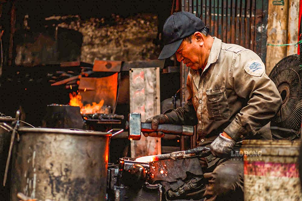 Sự ngột ngạt không chỉ có ở không gian ngoài trời. Giữa lòng phố cổ, cái nóng của thời tiết còn hòa quyện cùng hơi nóng hừng hực tỏa ra từ lò than rực đỏ. Mặc cho mồ hôi tuôn như tắm, người thợ rèn vẫn nhịp nhàng tay búa, tay kìm, dùng sức nóng của lửa để rèn giũa cuộc mưu sinh.