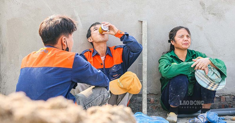 Người lao động chật vật mưu sinh trong nắng nóng đầu hè