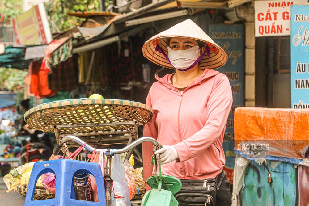 Trước diễn biến khắc nghiệt của thời tiết, nhiều lao động tự do đã chủ động áp dụng các biện pháp bảo vệ sức khỏe. Những gánh hàng rong mưu sinh trên phố được che chắn thêm bởi chiếc nón lá và những bộ đồ chống nắng dày dặn.