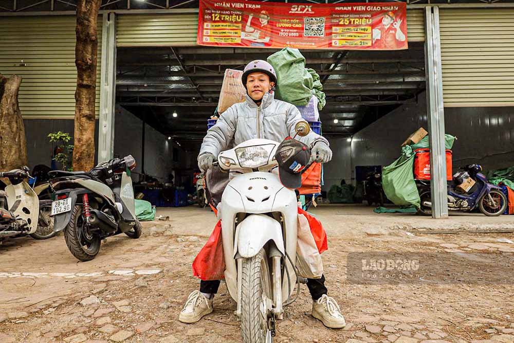 Dù mới bước vào giai đoạn chớm hè, Hà Nội đang trải qua đợt nắng nóng đầu mùa với nền nhiệt tăng cao, có nơi lên tới 35-36 độ C. Thời tiết oi ả đã phần nào ảnh hưởng đến nhịp sống và công việc của nhiều người. Anh Ngô Ngọc Đỉnh (28 tuổi) làm nghề giao hàng tại khu vực Cầu Giấy (Hà Nội), do đặc thù công việc ở ngoài đường thời gian dài, có hôm làm việc từ 6h30 đến tận tối muộn nên anh phải mặc áo khoác dày để giữ nhiệt và tránh ánh nắng gắt.