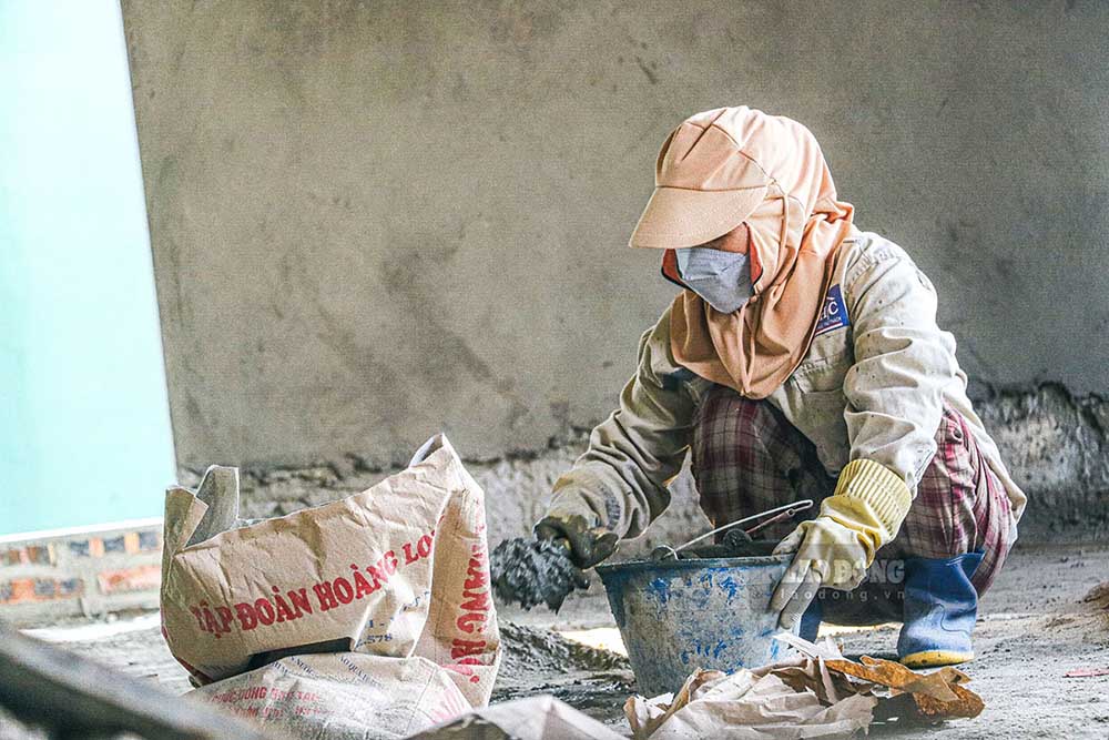 Giữa công trường không một bóng cây hay bất kỳ sự che chắn nào, người lao động chỉ có những trang bị bảo hộ cơ bản. Họ phải bám trụ suốt cả ngày dài dưới ánh nắng dội thẳng xuống đầu. Anh Lê Văn Tám (55 tuổi, quê Ninh Bình) tâm sự: “Nắng nóng đầu mùa khiến công việc xây dựng vốn nặng nhọc nay càng thêm vất vả, nhất là vào những giờ cao điểm. Tuy nhiên, đây cũng là thời điểm thuận lợi để triển khai công trình nên phần lớn thợ đều cố gắng bám việc để bảo đảm thu nhập”.