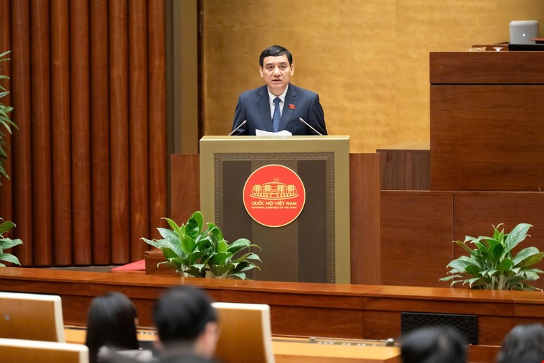 Chủ nhiệm Ủy ban Văn hóa và Xã hội của Quốc hội Nguyễn Đắc Vinh trình bày báo cáo thẩm tra. Ảnh: Quochoi.vn