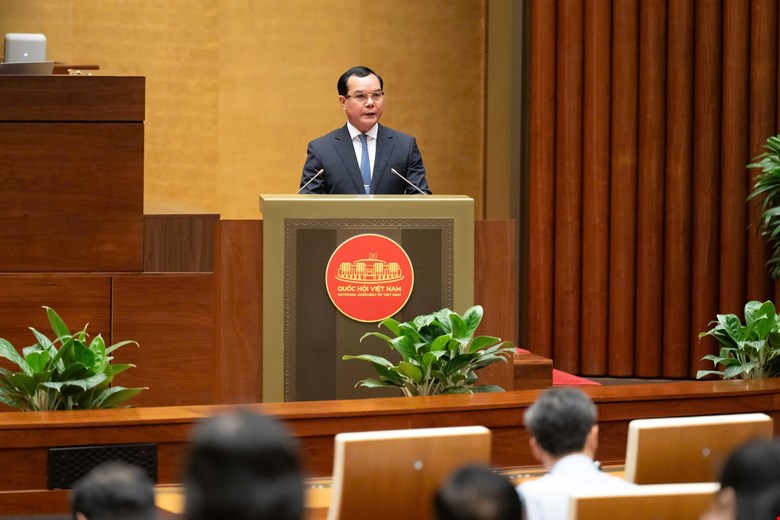 Minister of Ethnic Minorities and Religion Nguyen Dinh Khang presents the submission of the draft Law on Religion and Belief (amended), which includes simplifying administrative procedures associated with digital transformation. Photo: quochoi. vn